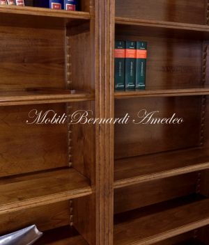 Libreria in stile classico da studio o biblioteca realizzata in legno massello con capitelli intagliati